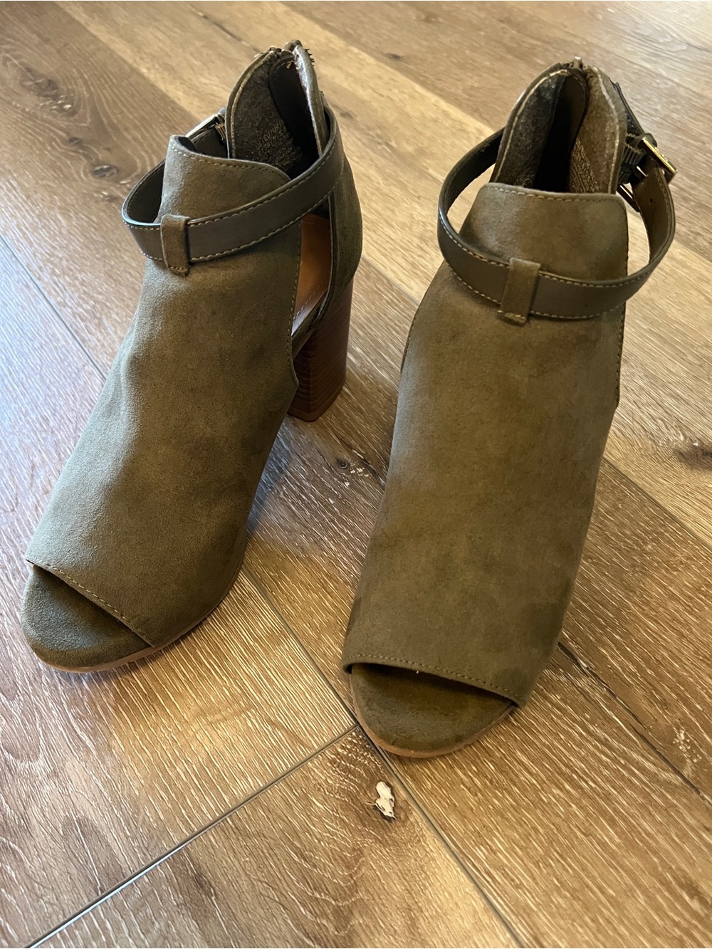Olive green suede Kenneth Cole Reaction Sz 8 Hit hooded peep-toe ankle booties
